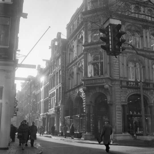 Pand met halsgevel met vleugelstukken van het 'type met doorboorde bloem' en een wapenschild in de afdekking