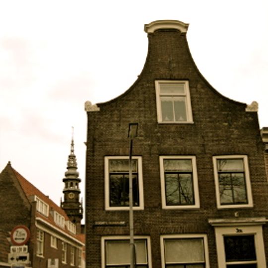 Pand met klokgevel met voluten en houten afdekking, top 1765, ouder huis uit 17e eeuw in raamsteeg aanwezig