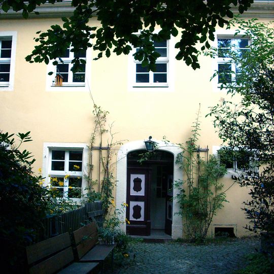 Pfarrhaus mit Einfriedungsmauer und zwei Eingangspfeilern mit zwei Bogendurchgängen Kirchplatz 2