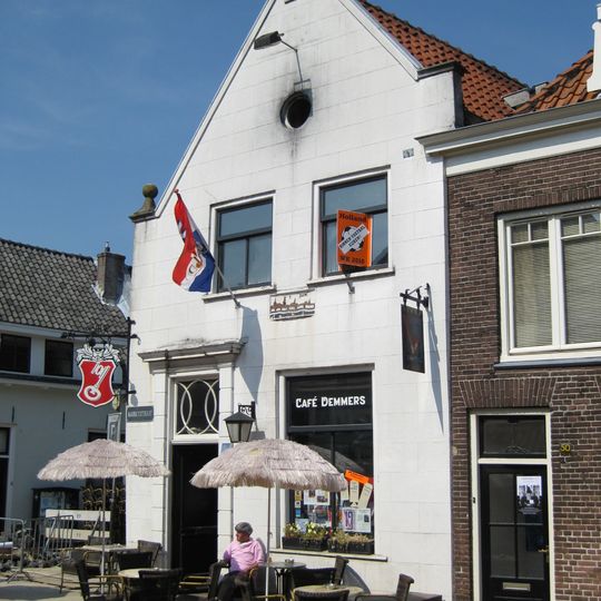 Witgepleisterd hoekpand onder zadeldak