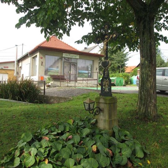 Kříž na návsi v Ostrovci