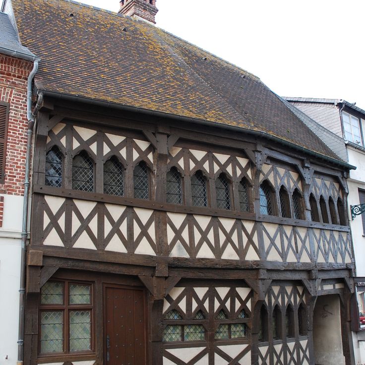 Maison médiévale à pans de bois, Rue
