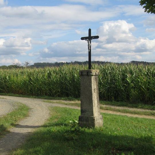 Kříž na křižovatce polních cest na jižním okraji Pravonína