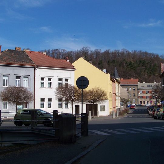 Most přes Zákolanský potok proti Chelčického ulici v Kralupech nad Vltavou