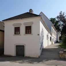 Wohn- und Geschäftshaus, Alte Schule