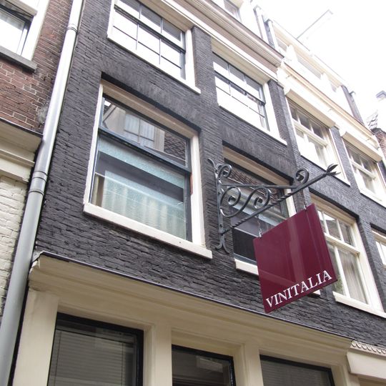 Pand met 18e-eeuwse gevel onder latere lijst en dakkapel