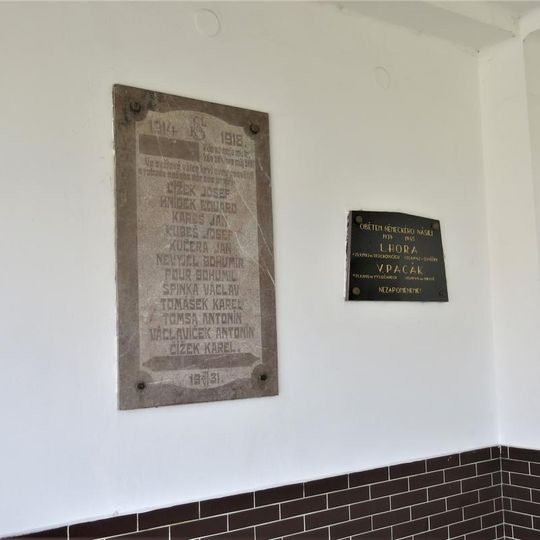 Pamětní desky obětem válek na sokolovně v Novém Bydžově