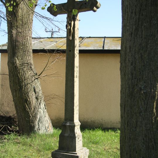 Kříž na jižním okraji Veselé u hlavní křižovatky