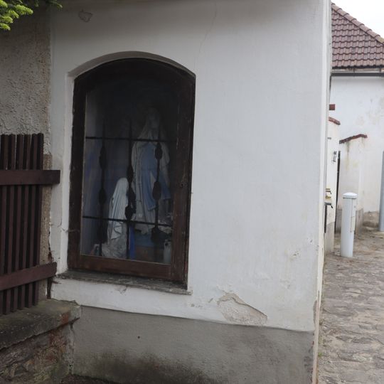 Výklenková kaplička v domě ve Kdousově