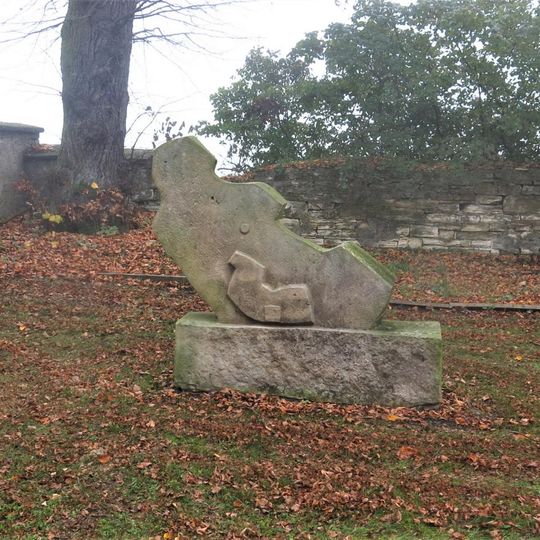 Kamenná plastika v Sokolském parku v Dolním Slivně