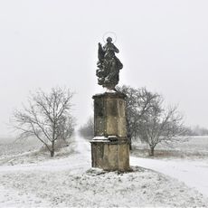 Socha Panny Marie u polní cesty severně od Oskořínku