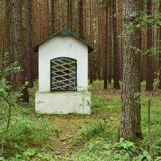 Kaplička v lese jihovýchodně od Dlouhé Lhoty