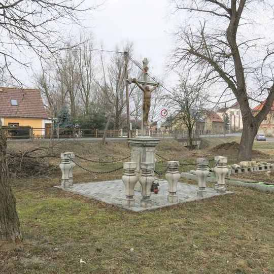 Kříž na návsi v osadě Nemilkov
