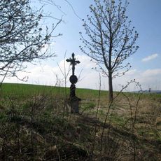 Kříž jižně od Manětína u polní cesty