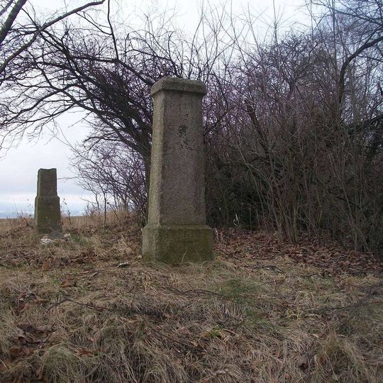 Kříž západně od Sedlce na vršku