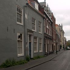 Onderdeel van het pand Westeinde 36, gevel, ingangsomlijsting met pilasters en kroonlijst