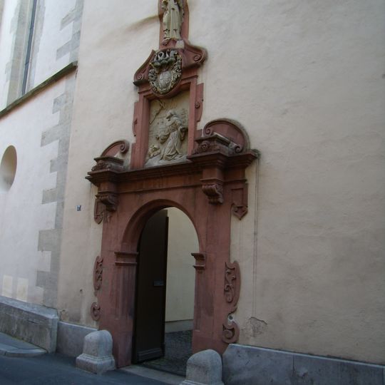 Mauer mit Barockportal