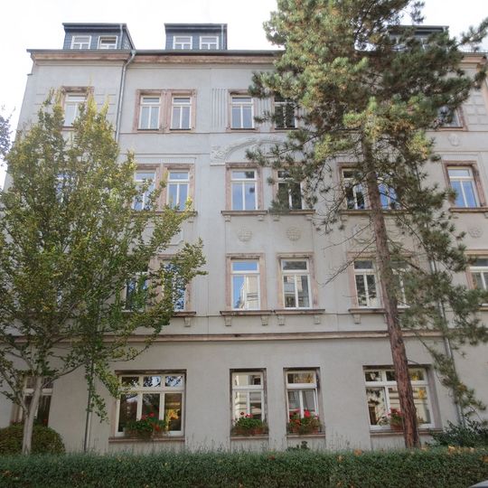 Mietshaus in halboffener Bebauung mit Vorgarten Further Straße 41