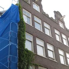 Huis, vanwege de zandstenen onderdelen van de gevelhals