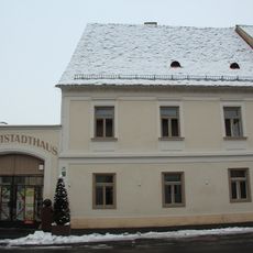 Bürgerhaus Maitzen mit Torbogen und Nebengebäude