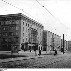 Wohnhauszeilen eines Wohngebietes, entstanden im Rahmen einer einheitlichen Gesamtplanung Reitbahnstraße 19, 21, 23, 24 bis 42, 44, 46, 48, 50, 52, 80, 82, 84