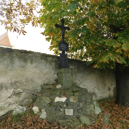 Kříž před kostelem svaté Anny v Zdebuzevsi