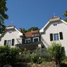 Wohnhaus in Hanglage