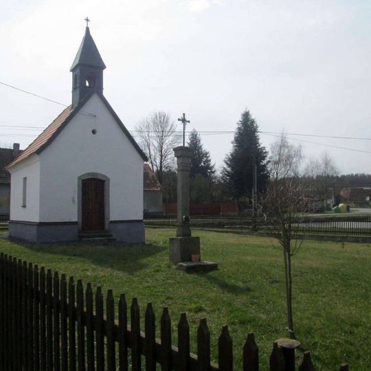 Kříž u kaple v Loužné