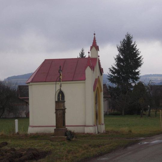Kaplička a boží muka na okraji Výprachtic u silnice na Nepomuky