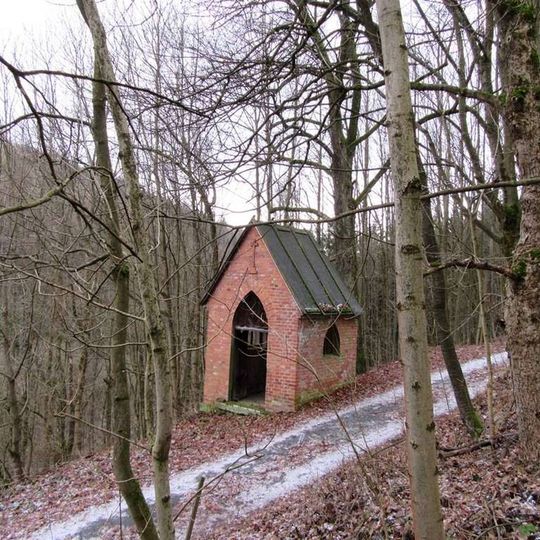 Kaplička v Hynčině ve stráni nad silnicí