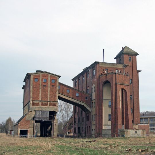 Einrichtungen im Braunkohlentagebau Berzdorf: Hochbunker , Schrägbandförderer, Grabenbunker mit Fördergeräten, Grabenschöpfgerät B300, Skipschachtanlage mit Förderturm, Fördermaschinenhaus mit Fördermaschine (Gemarku