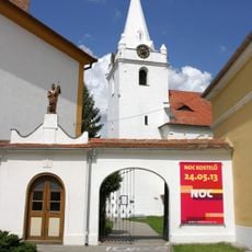 Kaple s bránou u kostela v Telnici