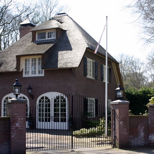 Garage en dienstwoning van landhuis Bloemert
