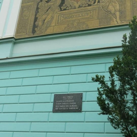 Pamětní deska Josefa Šimáčka na budově zahradnické akademie v Mělníku