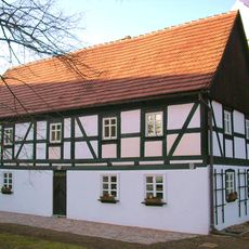 Wohnhaus (Umgebinde) und westliches Seitengebäude eines Bauernhofes Am Elstergrund 25