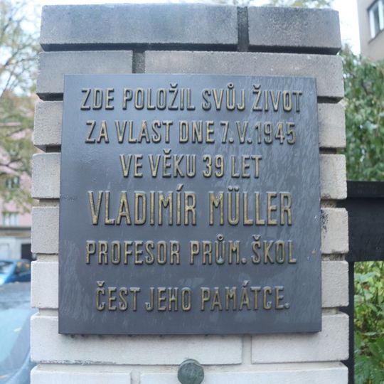 Pamětní deska Vladimíra Müllera v ulici Nad Studánkou v Nuslích