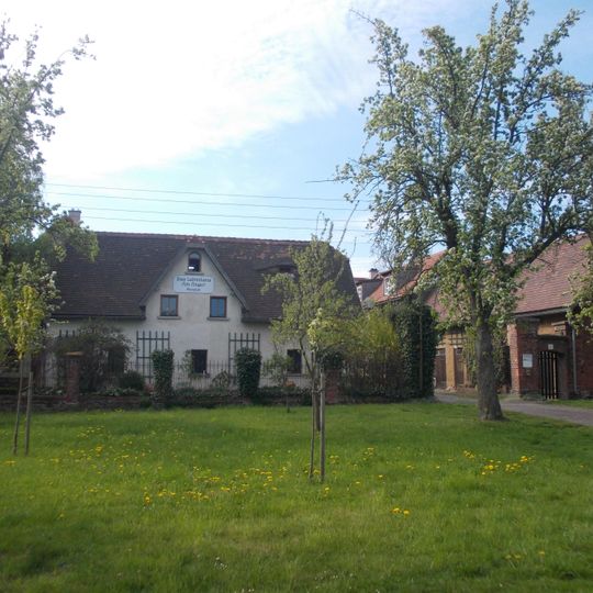Wohnhaus, Seitengebäude, Hofpflasterung, Toranlage und Einfriedung eines Bauernhofes Am Oberen Anger 9