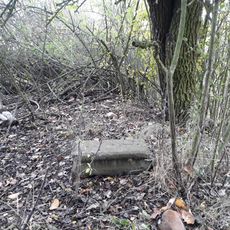 Podstavec kříže jihozápadně od Lukové