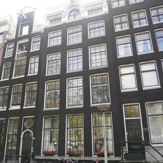 Pand met gevel onder verhoogde lijst met consoles en gesneden attiek