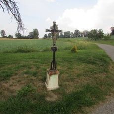 Kříž v severní části Rovné u silnice do Zajíčkova