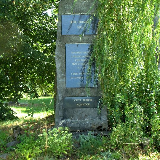 Pomník padlým u kostela ve Velkém Valtinově