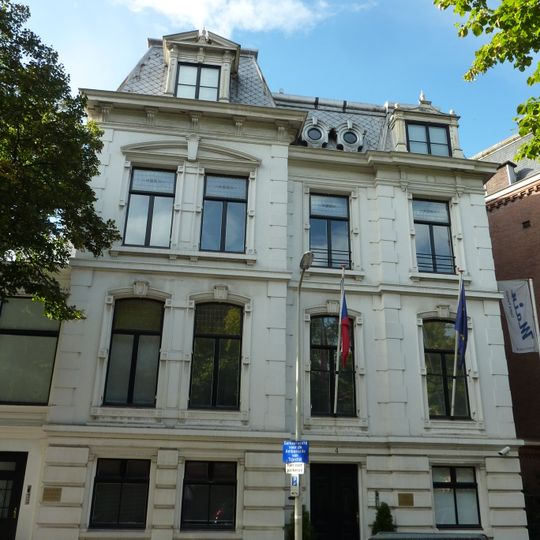 Vrijstaande villa in eclectische stijl met sierhek