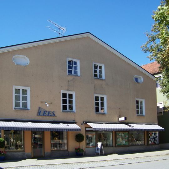 Wohn- und Geschäftshaus