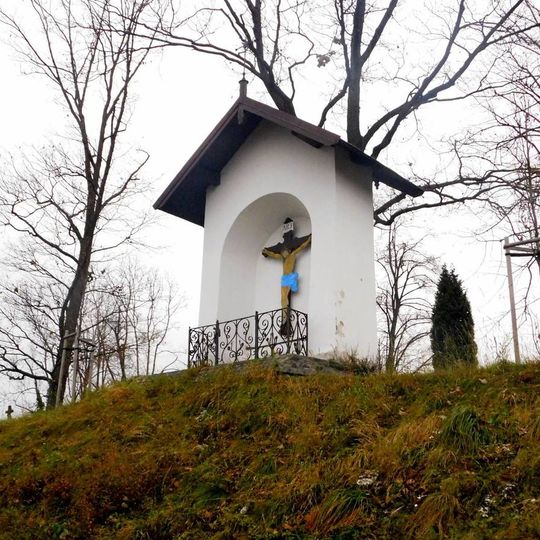 Výklenková kaple u hřbitova v Mladých Bukách