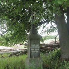 Kříž u cesty západně od Studnic