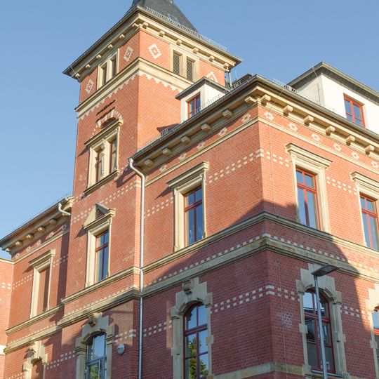 Ehemaliges Postamt in offener Bebauung und Ecklage, mit nordöstlichem Anbau Poststraße 13