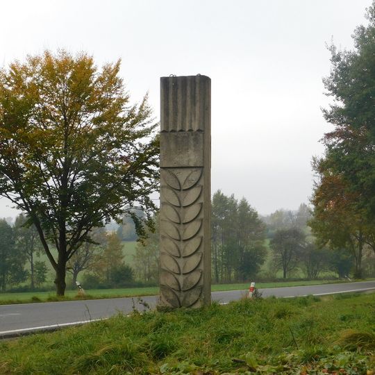 Betonová plastika na křižovatce silnic pod Zbinožským kopcem