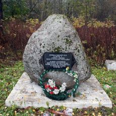 Памятный знак (камень-валун) на рубеже обороны, где в августе 1941 г. сражались воины ополченцы Нарвского рабочего полка. Установлена памятная доска (Кингисепп)