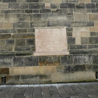 Pamětní deska na severní zdi Staroměstské mostecké brány v Praze