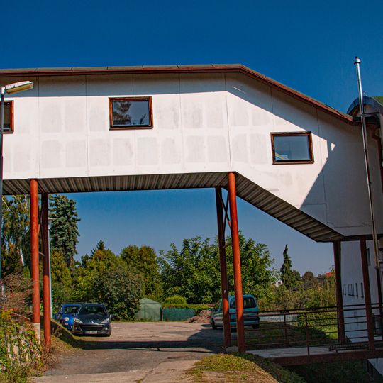 Mostní přechod do sportovní haly v Týnci nad Labem